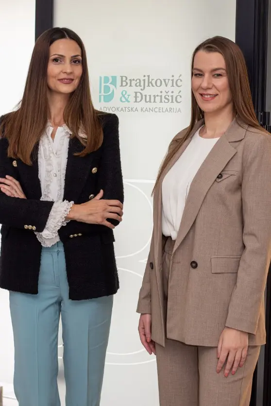 Osnivači kancelrija Jelena Brajković i Radmila Đurišić poziraju stojeći.